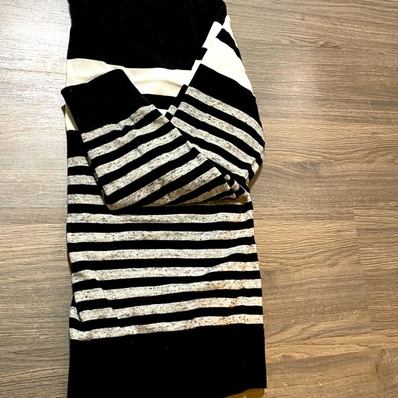 🔥🔥SOLD🔥🔥Gap Sweater - Picture 2 of 5